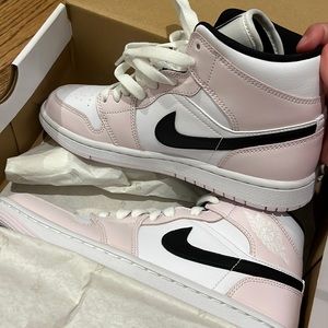 Brand new, never worn Jordan 1 mid barely rose (W) size: 7